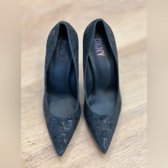 Dkny  Carisa Pointed Toe Pump, size 6.5 , NEW. - Picture 3 of 5